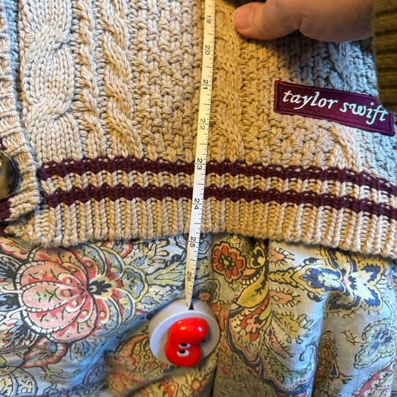 TAYLOR SWIFT Folklore HOLIDAY EDITION Cardigan Sweater med / lg Burgundy STARS - Picture 6 of 15